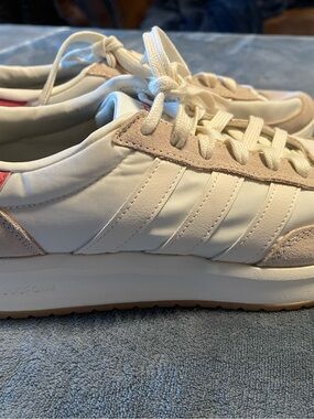 Adidas Cloud foam Women's Size 10 US White Pink Comfort Lace Up Running Shoes
